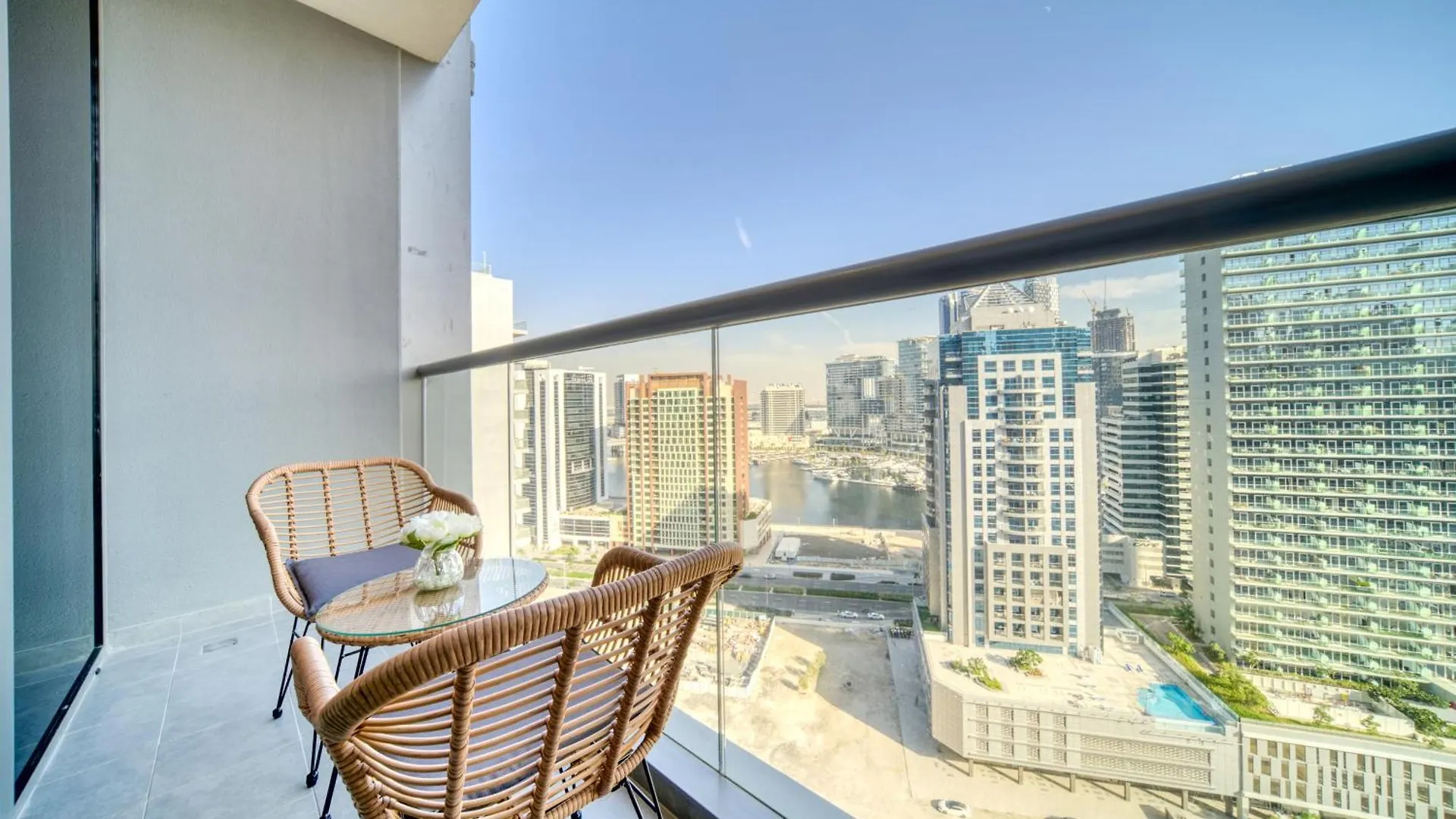 Apartment Canal-View Serenity: Modern Studio In Sterling Dubai
