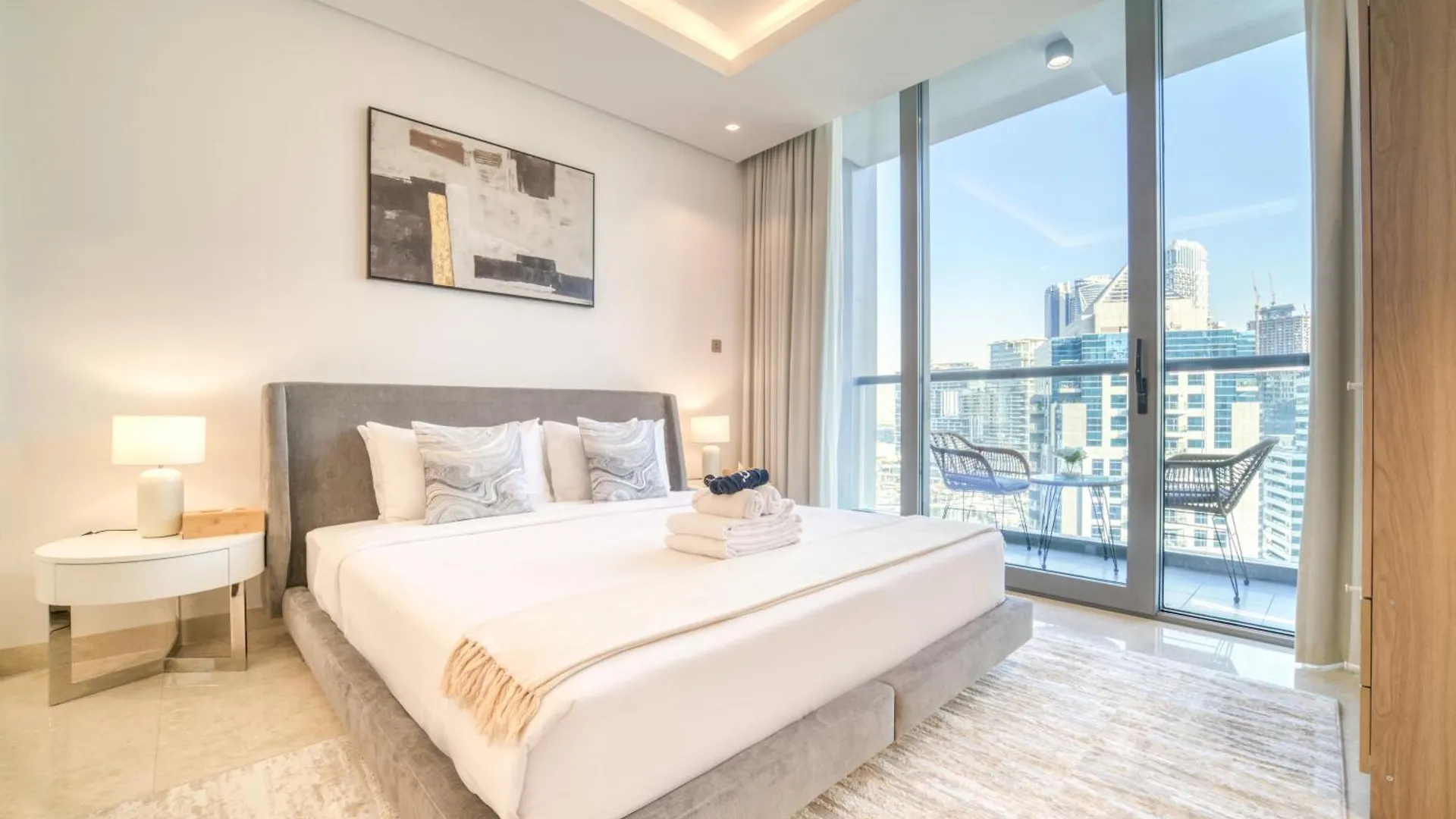 Canal-View Serenity: Modern Studio In Sterling Dubai United Arab Emirates
