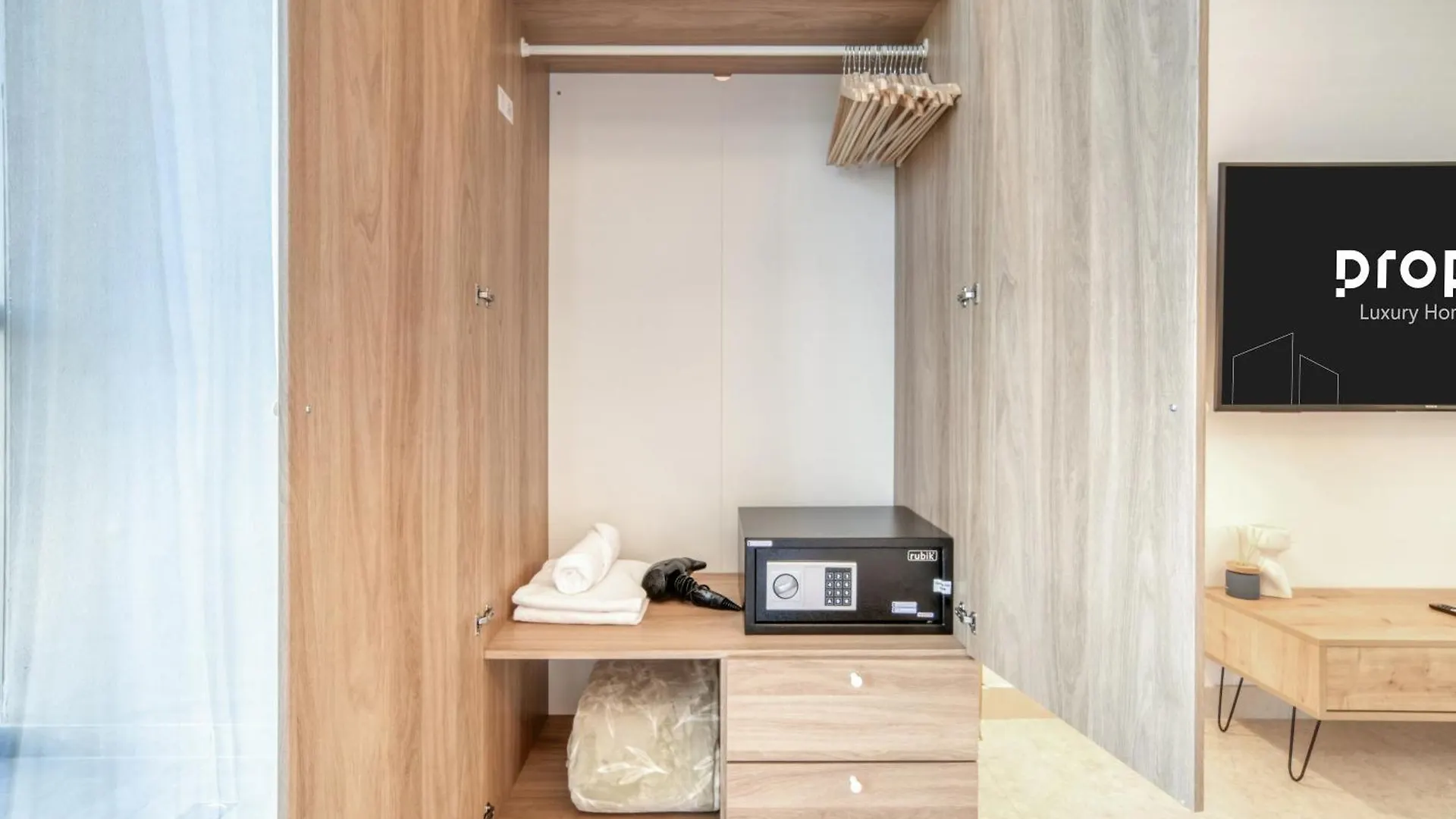 Canal-View Serenity: Modern Studio In Sterling Dubai 0*,