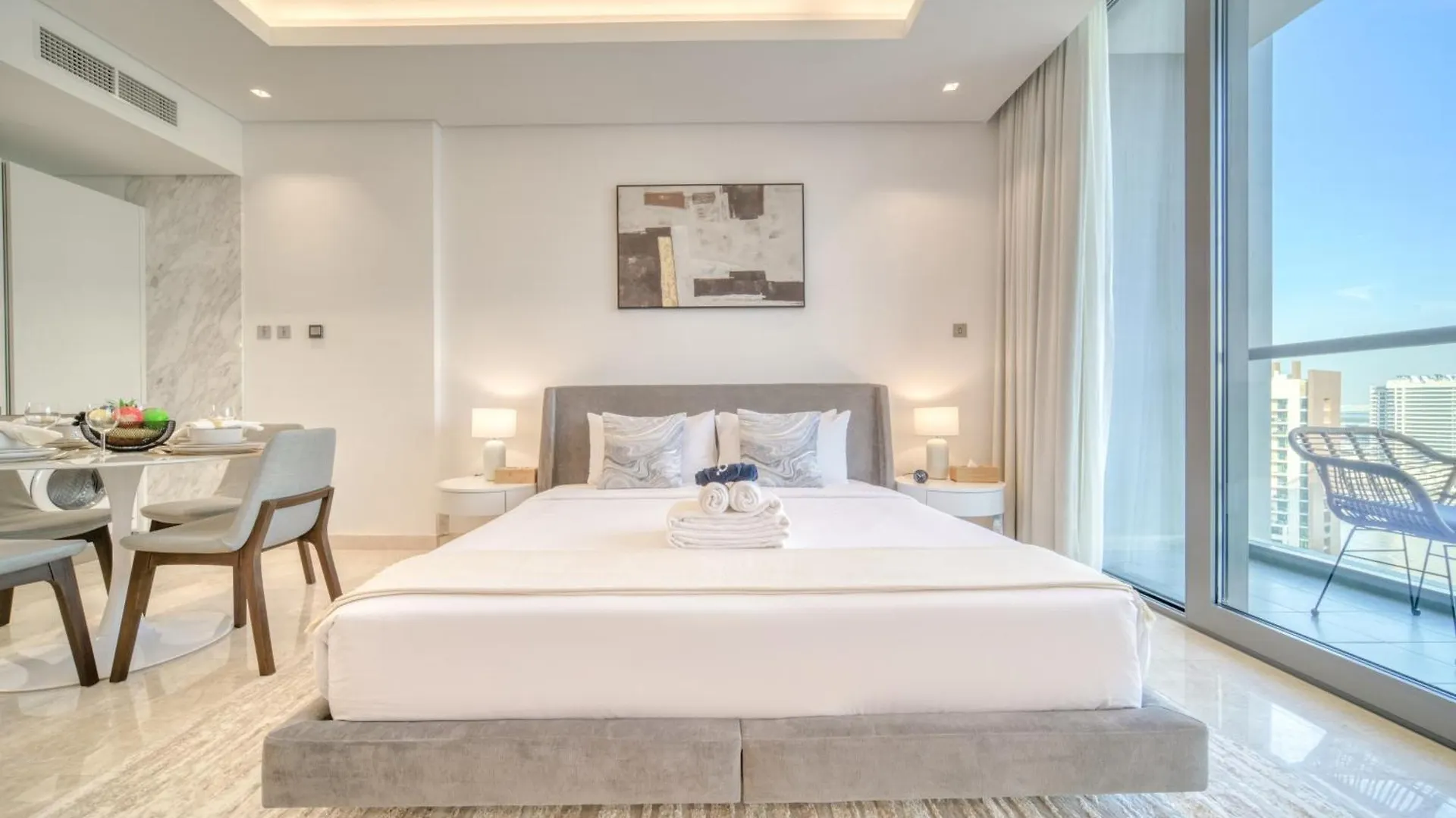 Canal-View Serenity: Modern Studio In Sterling Dubai Apartment