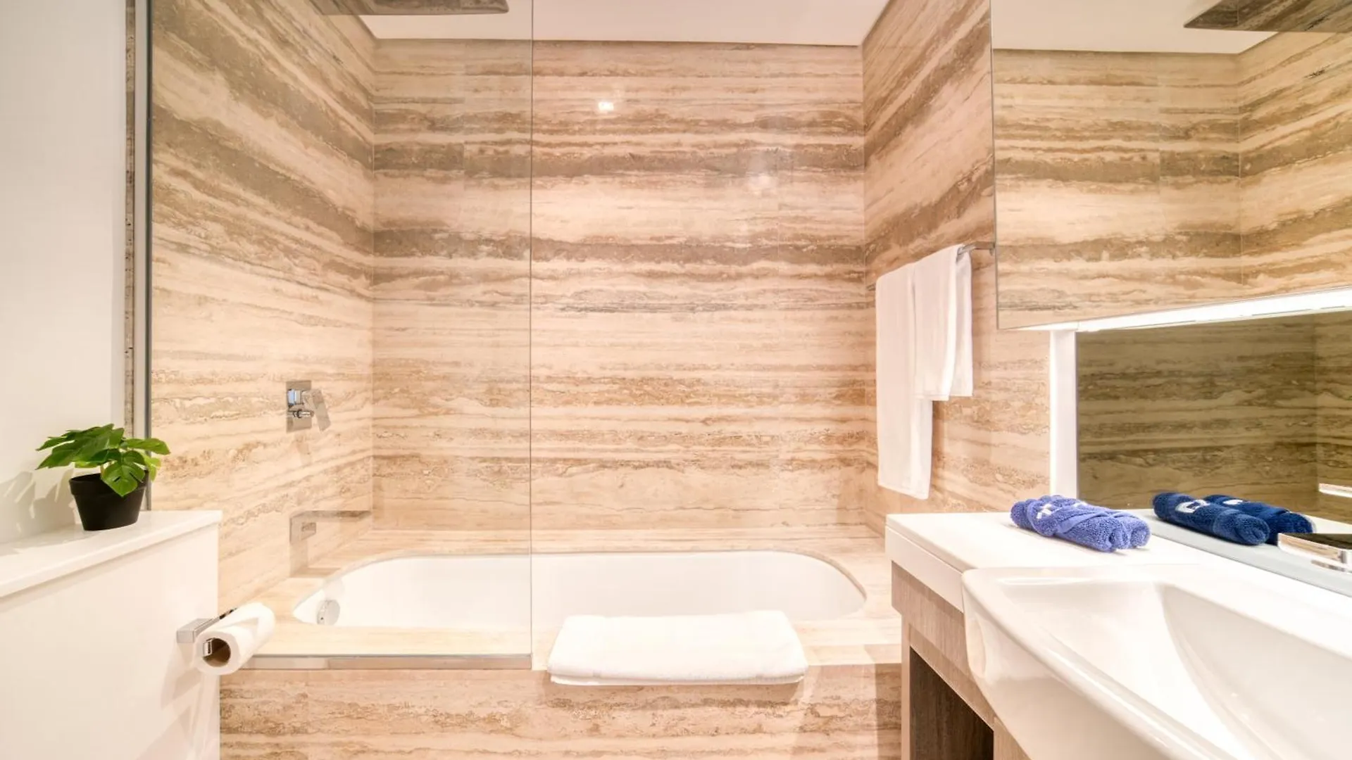 Canal-View Serenity: Modern Studio In Sterling Dubai United Arab Emirates