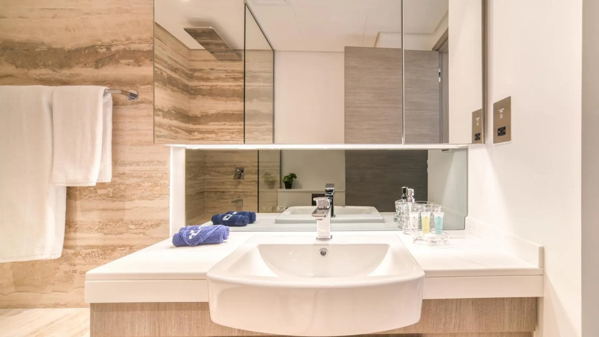 Apartment Canal-View Serenity: Modern Studio In Sterling Dubai