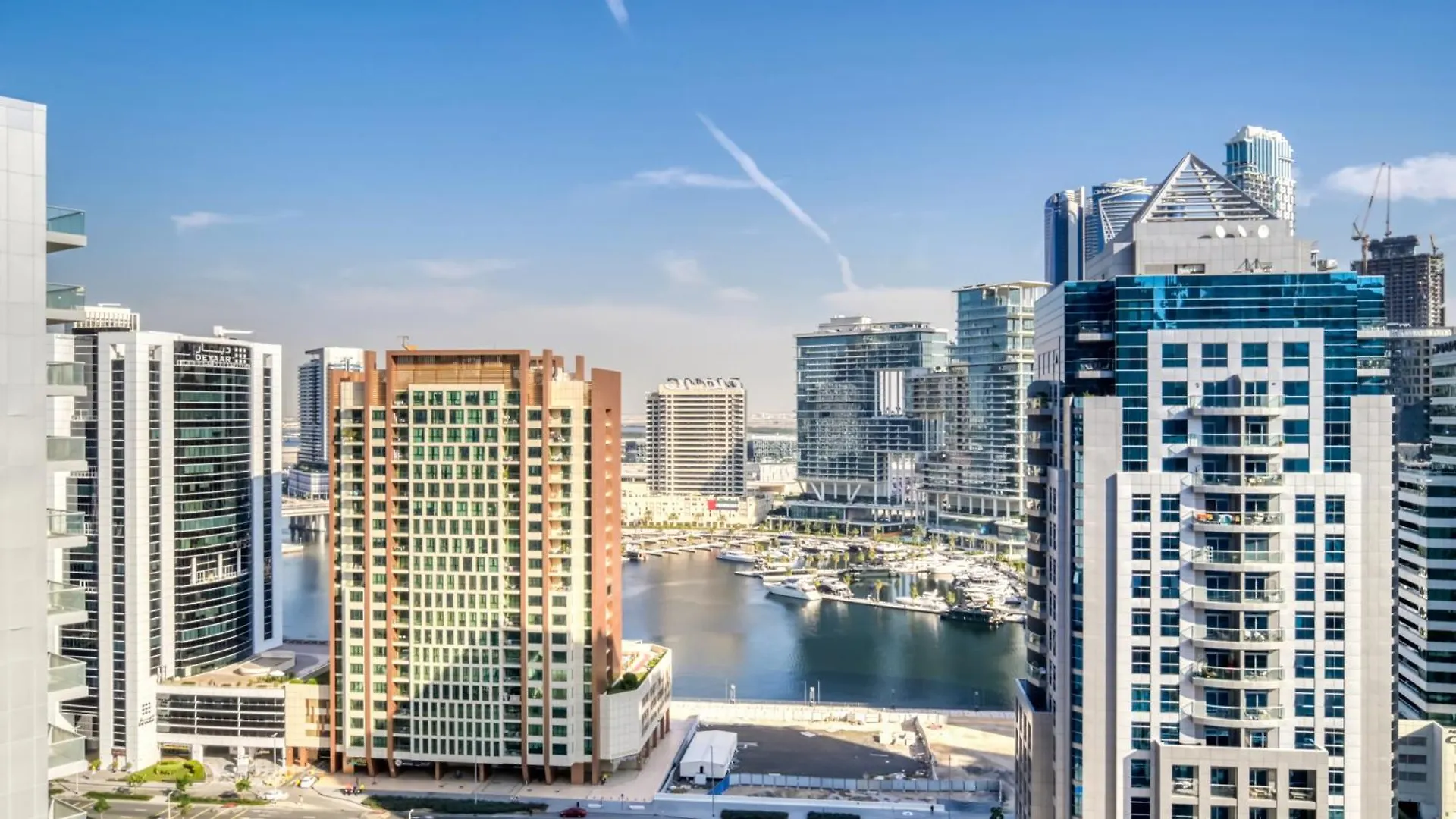 Canal-View Serenity: Modern Studio In Sterling Dubai