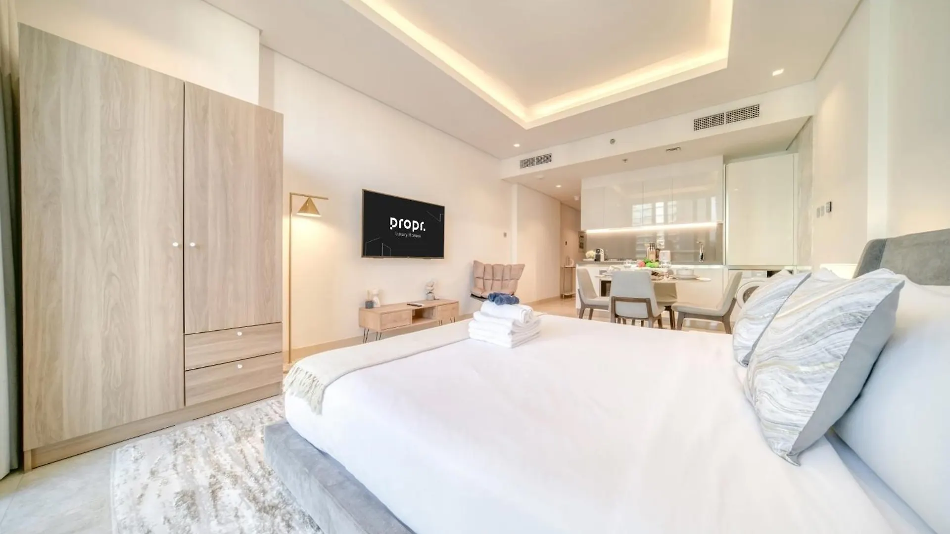 Canal-View Serenity: Modern Studio In Sterling Dubai 0*,