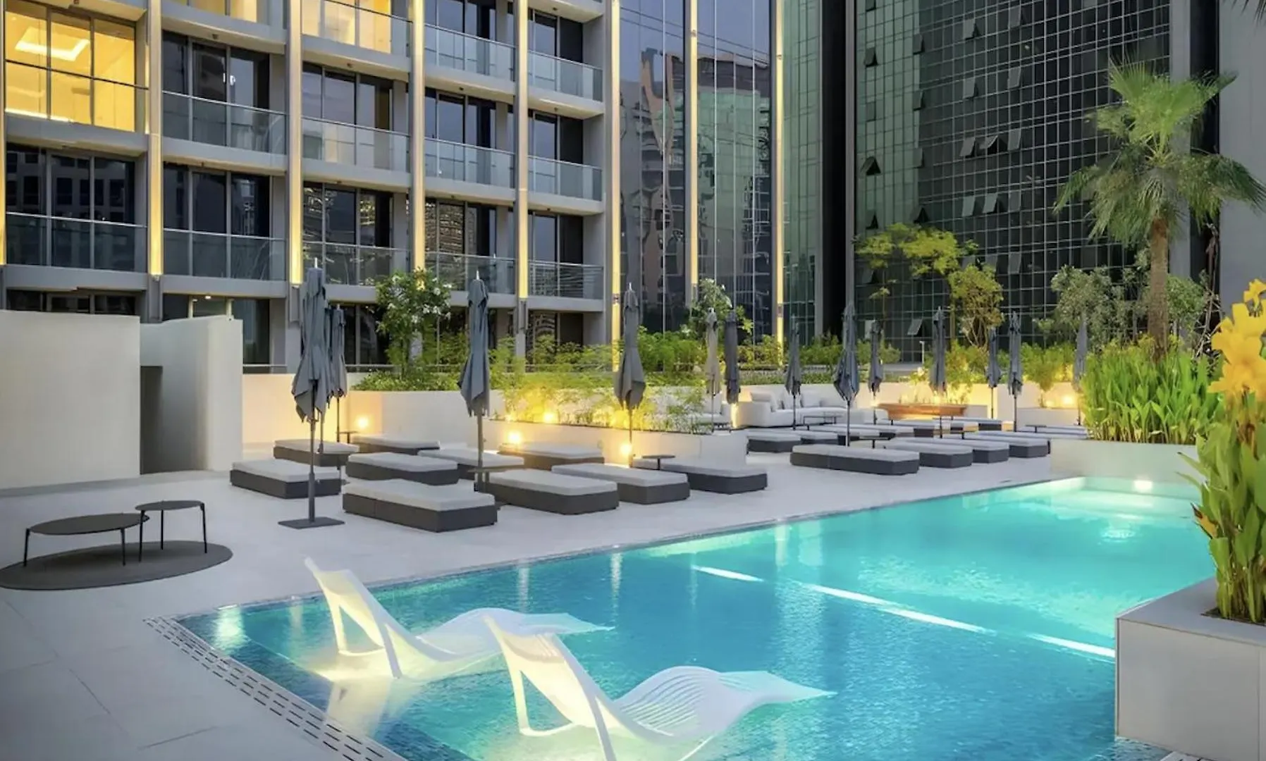 Canal-View Serenity: Modern Studio In Sterling Dubai 0*,  United Arab Emirates