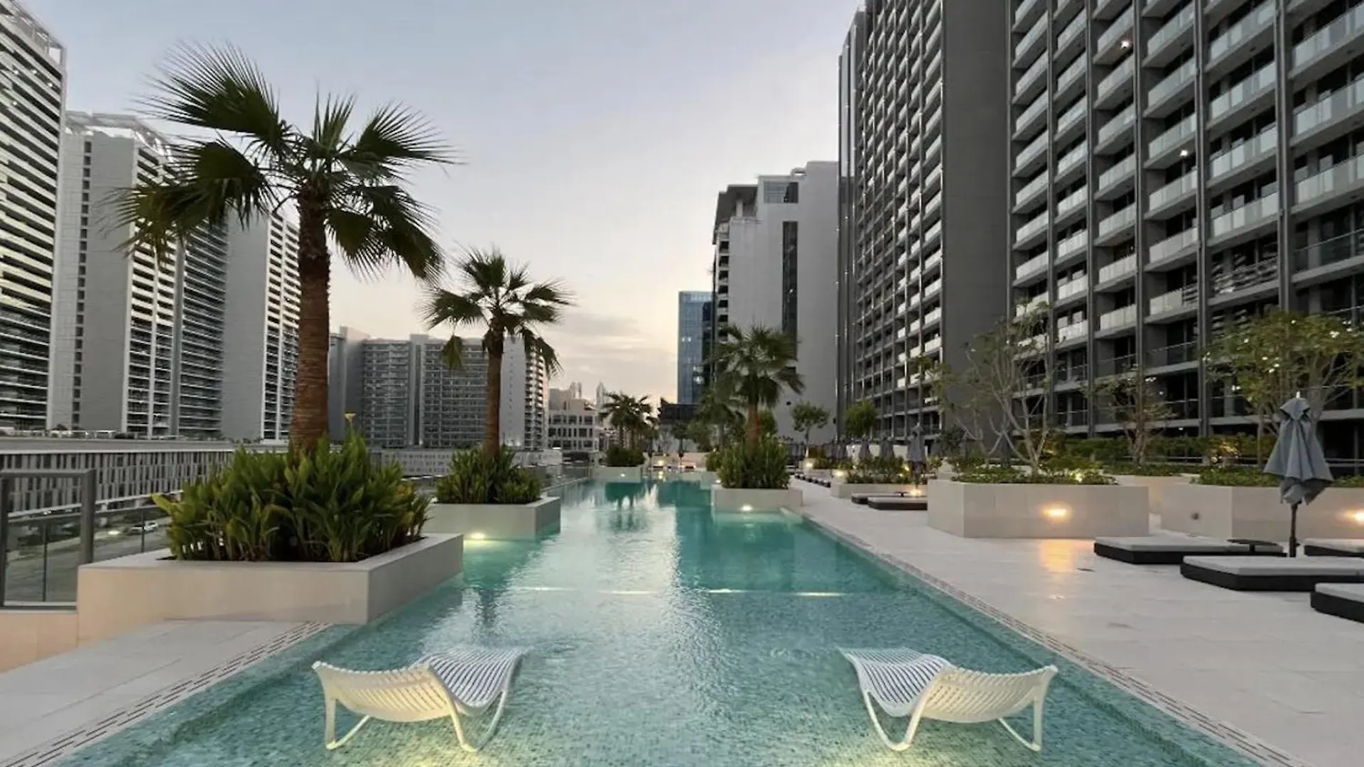 Canal-View Serenity: Modern Studio In Sterling location