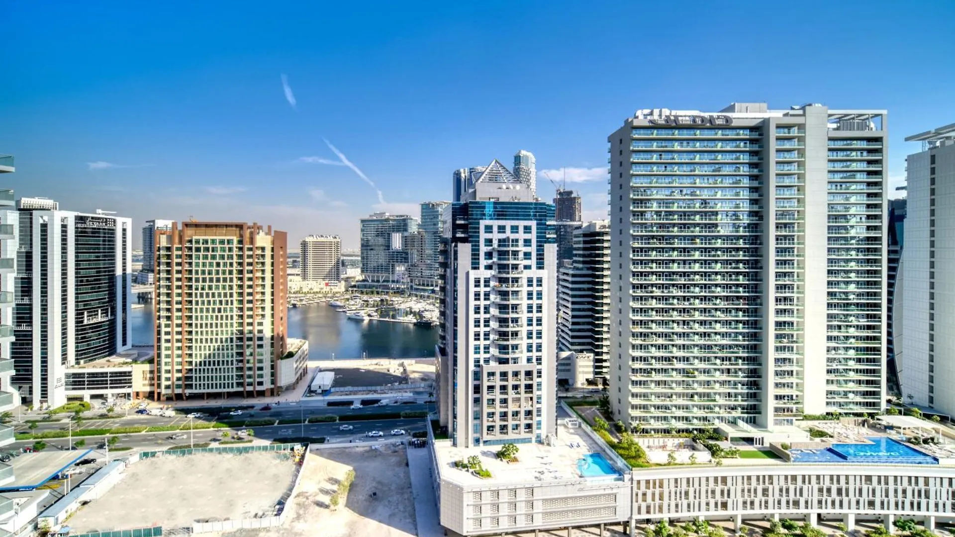 Canal-View Serenity: Modern Studio In Sterling Dubai